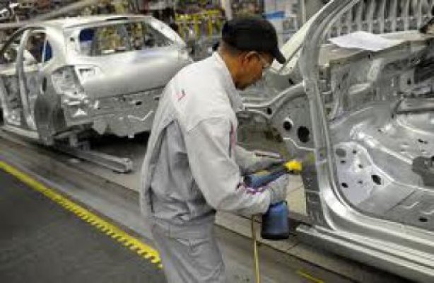 Peugeot va analiza o investiţie de 1 miliard de euro de la compania auto chineză Dongfeng şi statul francez